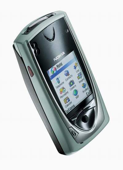 Nokia 7650 в сложенном состоянии: клавиатура не видна...